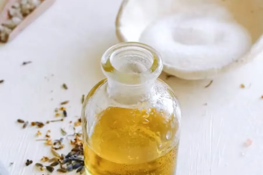 12 نمونه از بهترین و قوی ترین لایه بردار پوست خانگی 5 اسکراب نمک خانگی و روغن زیتون علاوهبر لایهبرداری یک آبرسان و مرطوبکننده قوی پوست به حساب میآید.