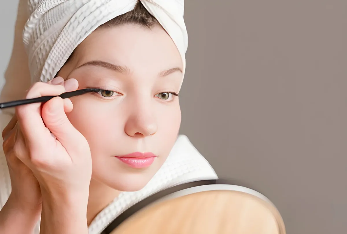 مرطوب کردن نوک خط چشم