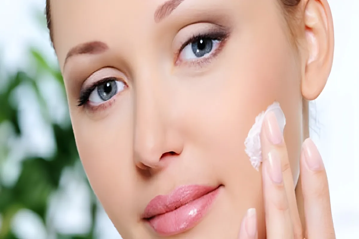 تفاوت کرم مرطوب کننده با لوسیون بدن چیست؟ 4 مزایای استفاده از کرم مرطوب کننده و لوسیون بدن