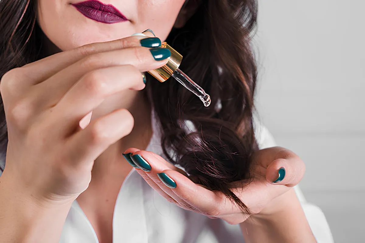 روتین مراقبت از مو در سفر 3 مرطوب کردن موها