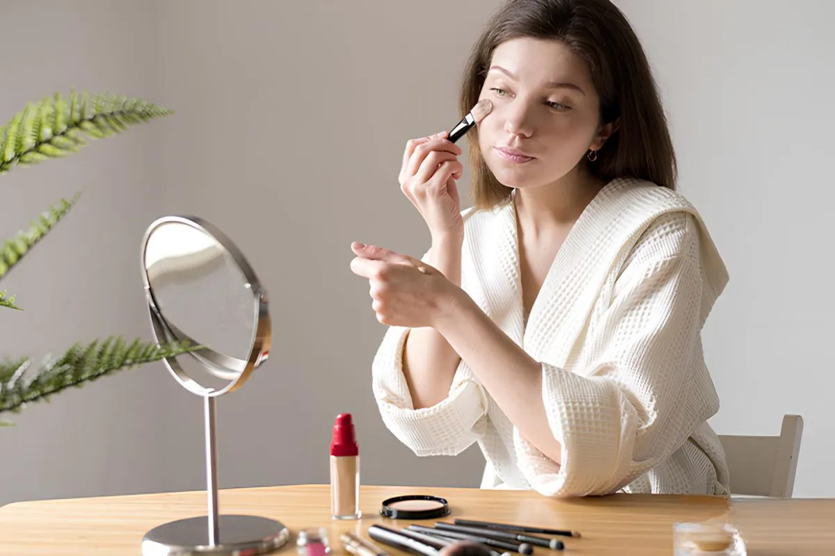 ترفندهایی برای آرایش جذاب صورت گرد 3 زیرسازی آرایش