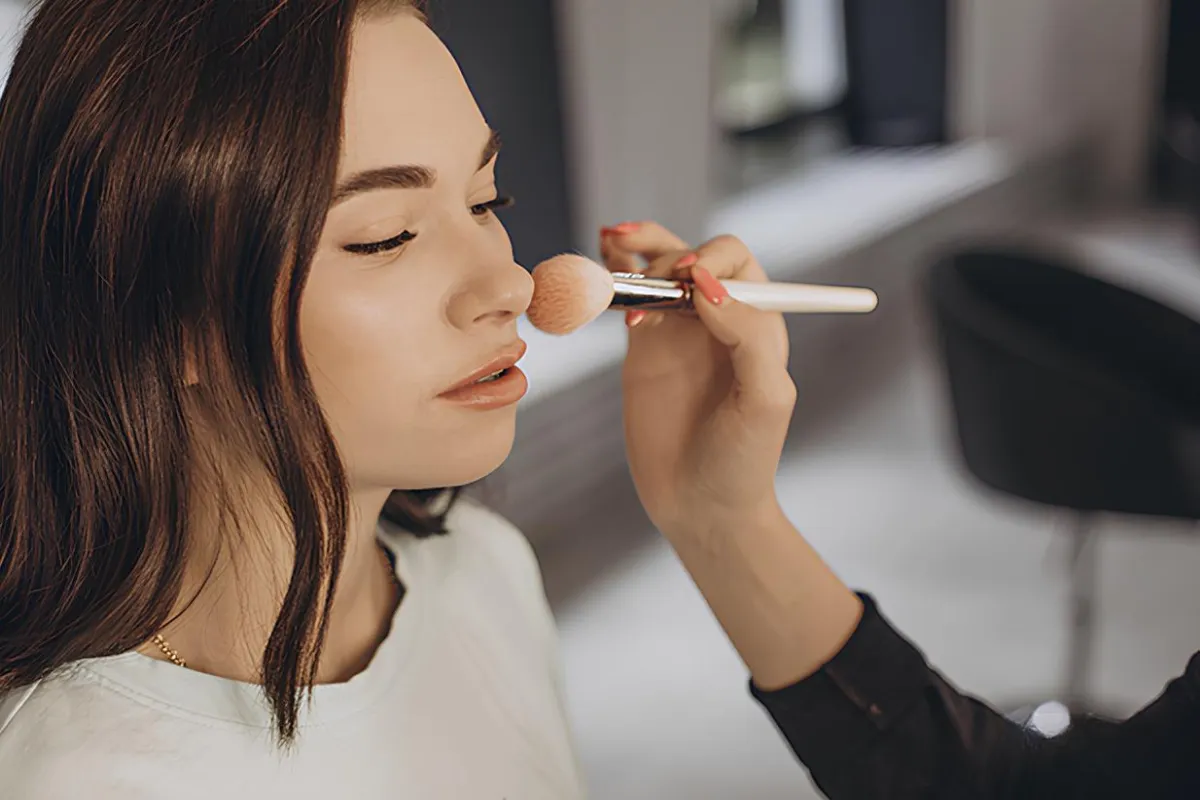 ترفندهایی برای آرایش جذاب صورت گرد 2 نحوه آرایش صورت گرد