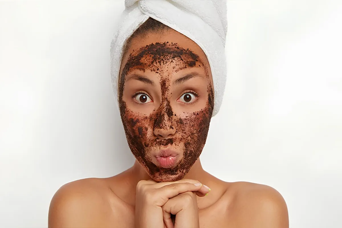 آموزش کامل استفاده از اسکراب صورت به همراه بهترین زمانبندی برای نتیجهگیری 2 چرا از اسکراب صورت استفاده کنیم؟