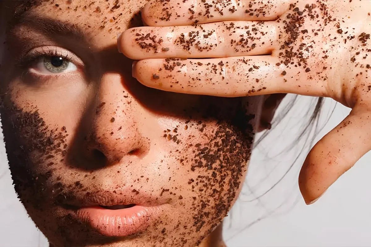 آموزش کامل استفاده از اسکراب صورت به همراه بهترین زمانبندی برای نتیجهگیری 3 انواع اسکراب صورت