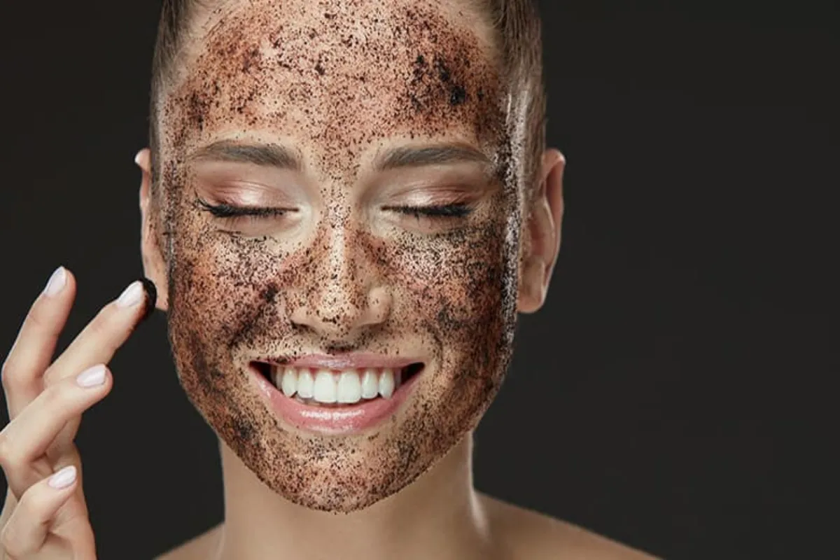 آموزش کامل استفاده از اسکراب صورت به همراه بهترین زمانبندی برای نتیجهگیری 4 نحوه استفاده از اسکراب صورت