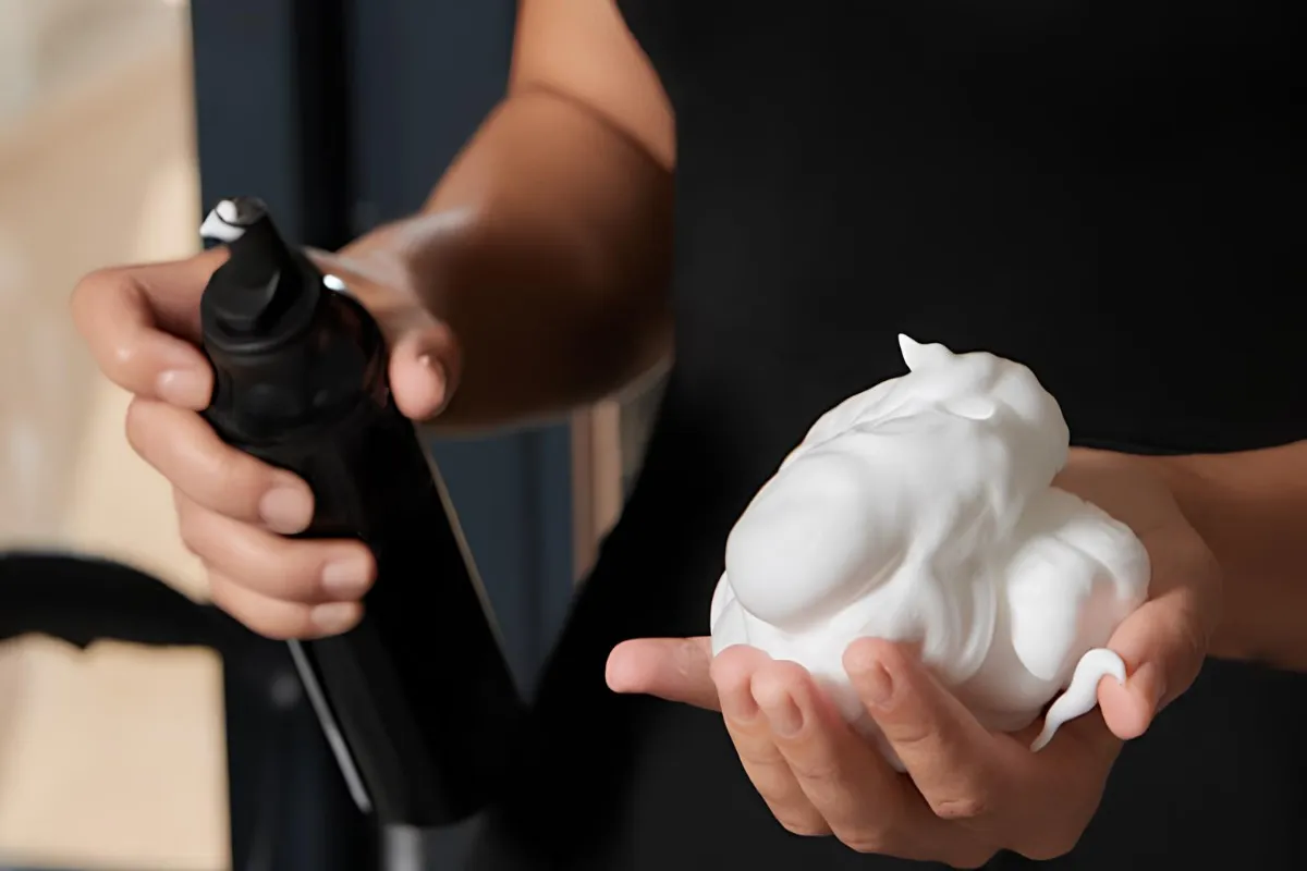 انواع حالت دهنده موی فر؛ موس، کرم مو یا ژل کدام یک بهتر است؟ 3 موس مو برای موهای فر