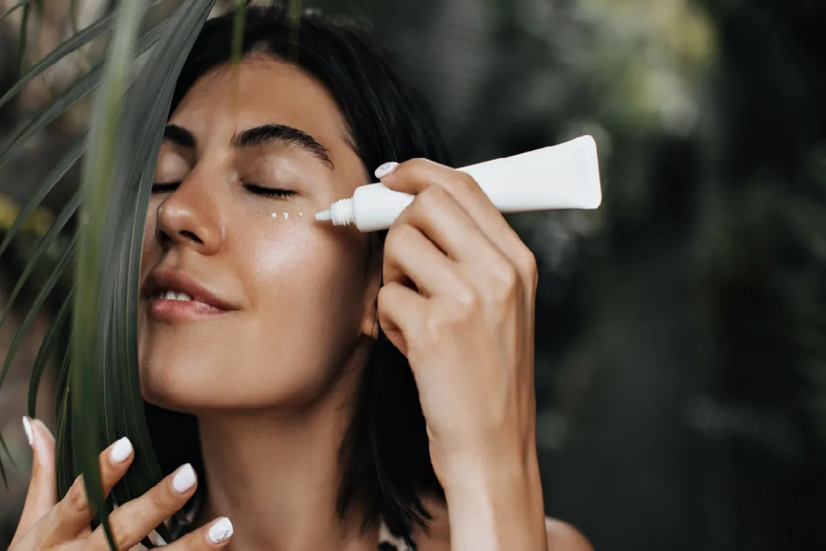 ویژگی‌های ضد آفتاب ایده‌آل برای پوست دخترانه (راهنمای انتخاب جامع)