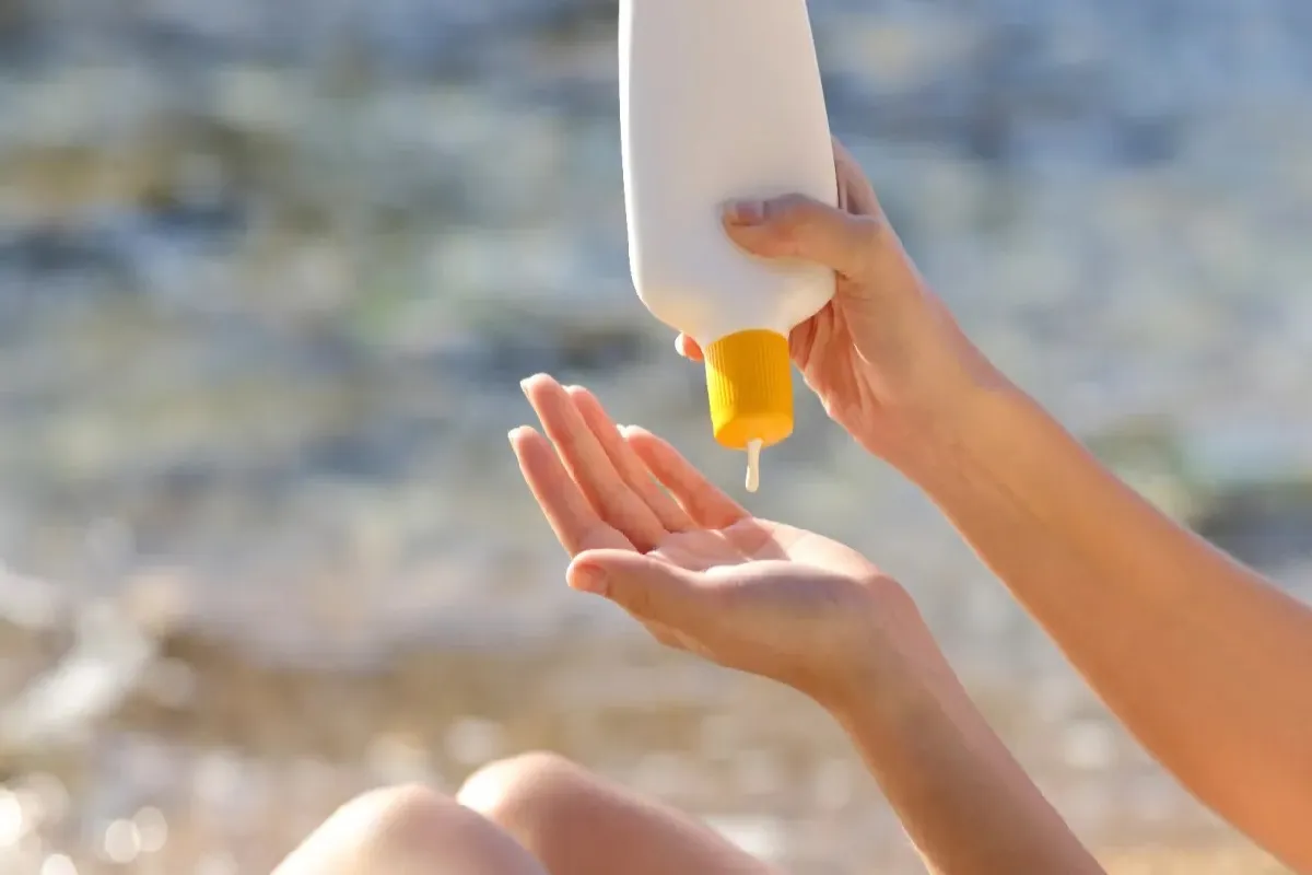 نحوه صحیح استفاده از ضد آفتاب برای دختران (نکات کاربردی)