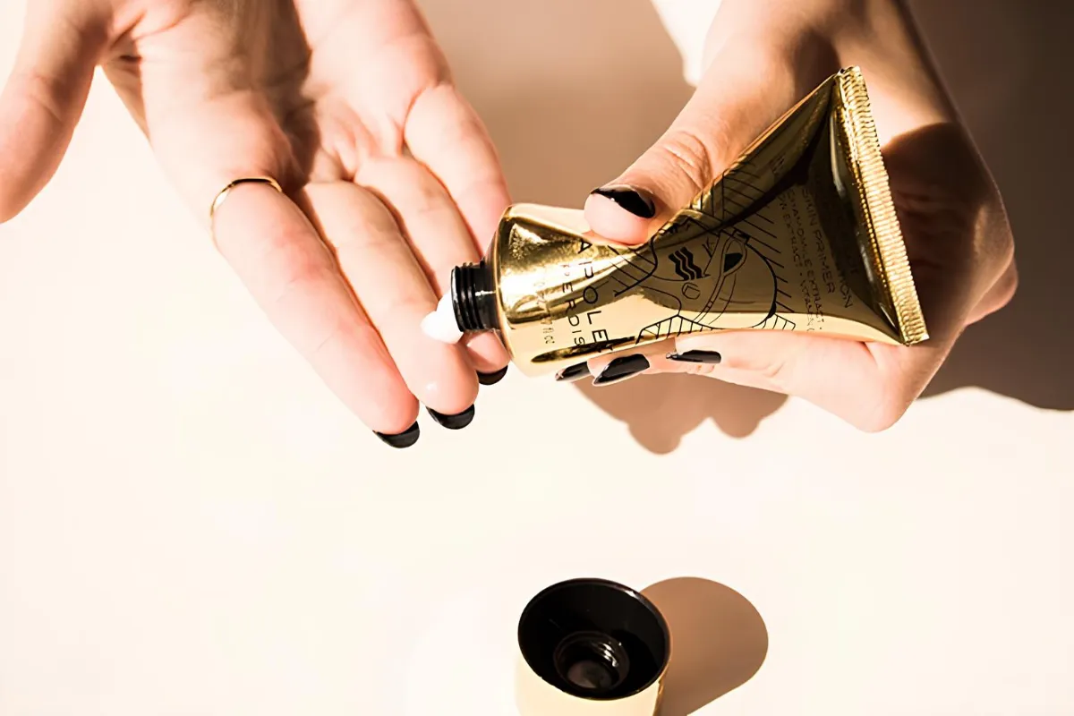 کانتور، کانسیلر و پرایمر چه فرقی با هم دارند؟ 5 تفاوت بین کانتور، کانسیلر و پرایمر و کاربرد آنها