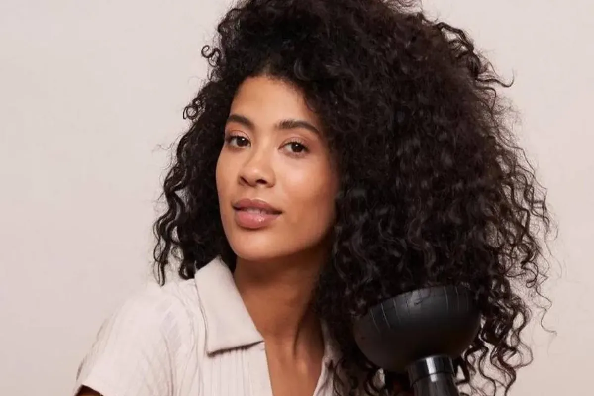 اشتباهات رایج در فر کردن مو با سشوار و راه حل آنها