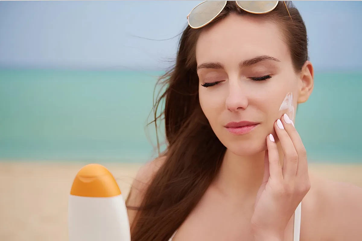 اهمیت ضدآفتاب: فواید، عوارض و انتخاب بهترین نوع 9 جایگاه ضد آفتاب در روتین مراقبت از پوست و ترکیب با آرایش