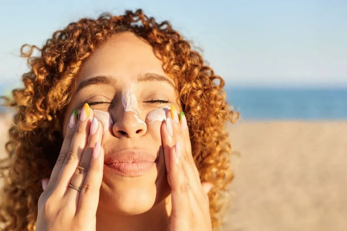 اهمیت ضدآفتاب: فواید، عوارض و انتخاب بهترین نوع 6 تقویت سلامت کلی و بهبود بافت پوست